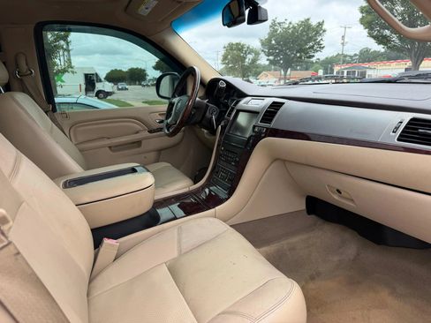 Used 2014 Cadillac Escalade Luxury AWD/4WD image 18