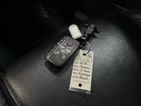 Used 2019 Jaguar F-PACE Prestige image 35