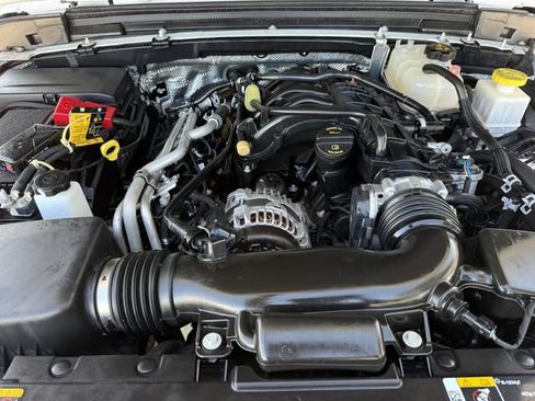 Used 2024 Jeep Gladiator Sport AWD/4WD image 32