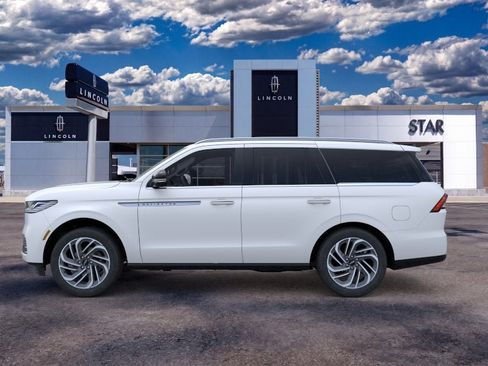 Used 2026 Lincoln Navigator Reserve AWD/4WD image 3