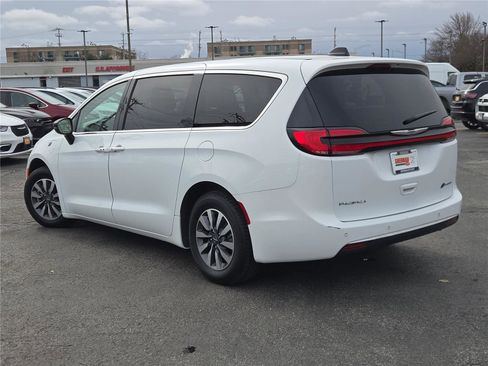 Certified 2024 Chrysler Pacifica Limited FWD image 17