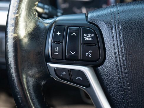 Used 2017 Toyota Highlander Limited image 37