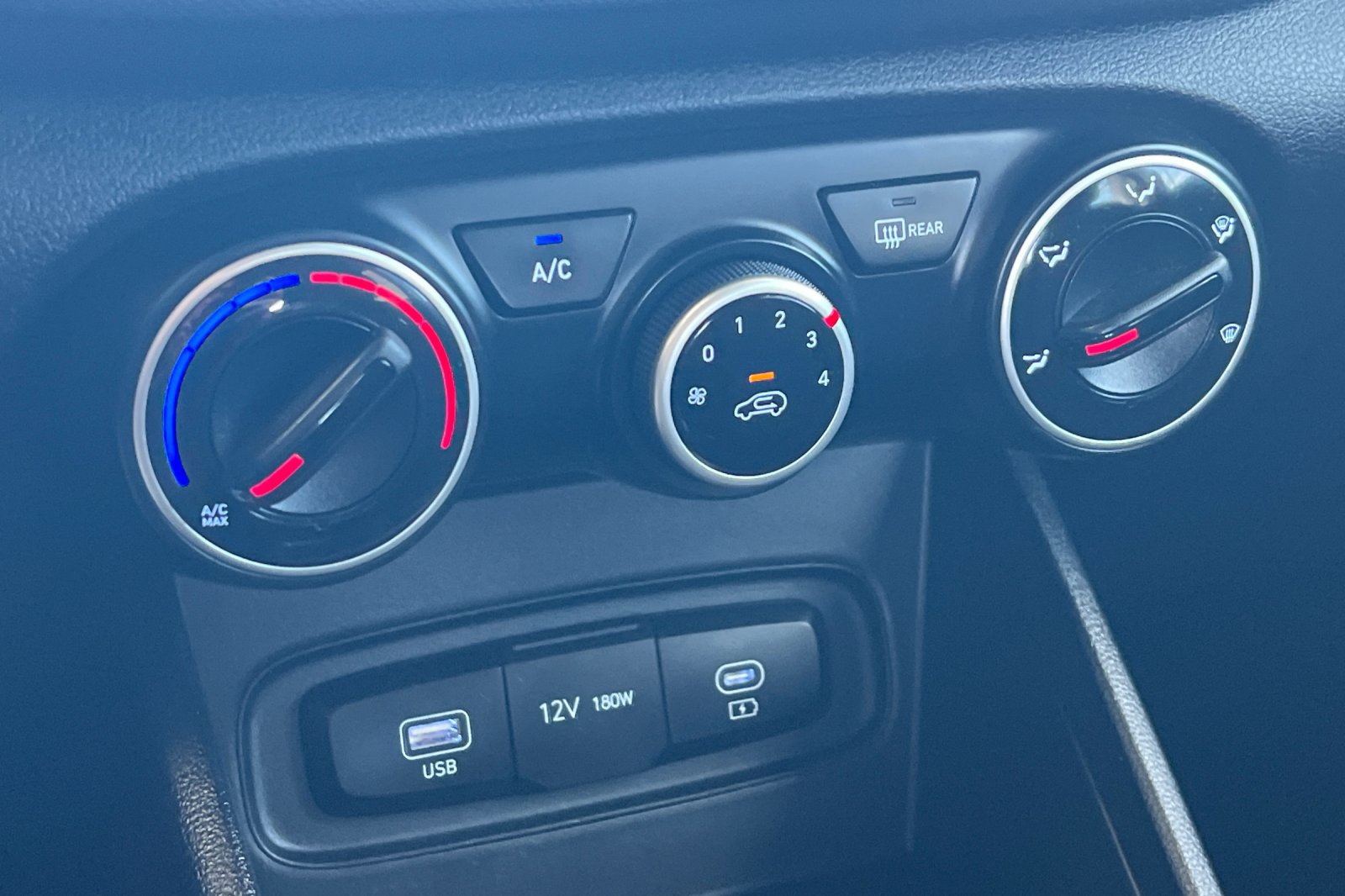 Used 2025 Hyundai Venue SE FWD image 17