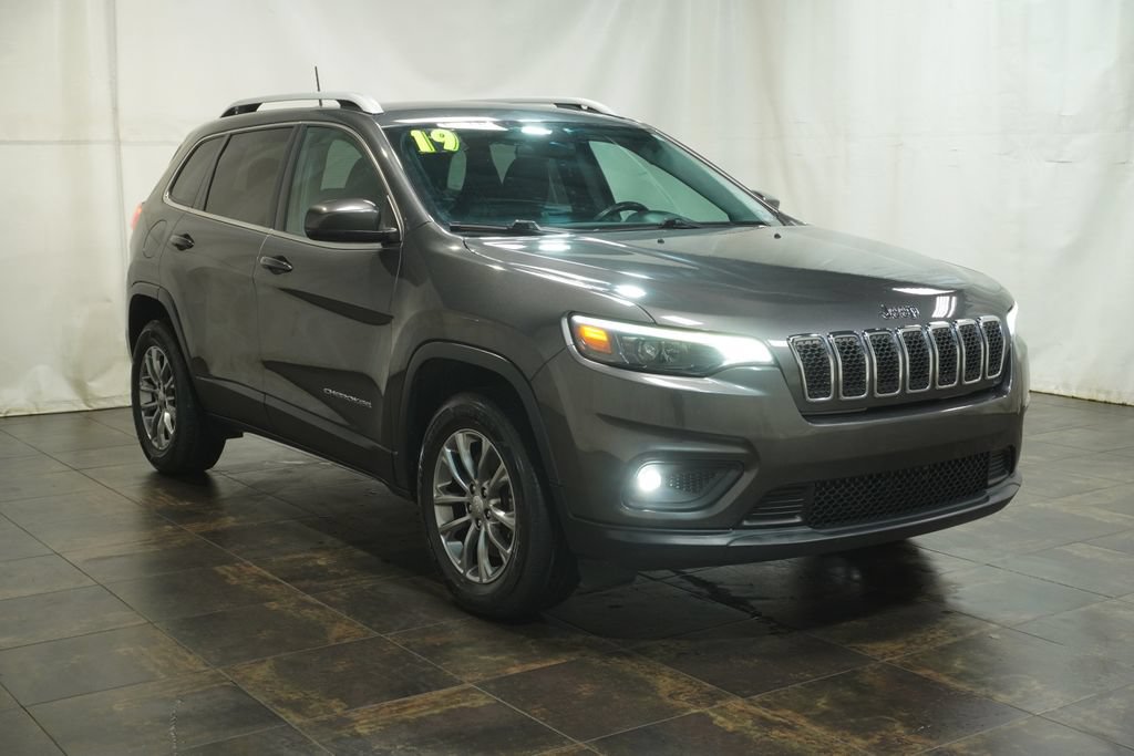 Used 2019 Jeep Cherokee Latitude Plus w/ Cold Weather Group AWD/4WD image 1