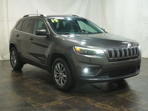Used 2019 Jeep Cherokee Latitude Plus w/ Cold Weather Group AWD/4WD image 1