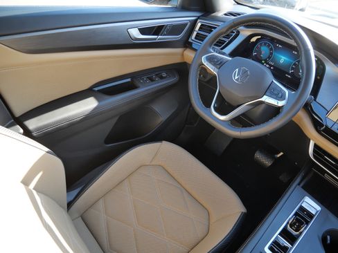 Certified 2025 Volkswagen Atlas Cross Sport SE image 9