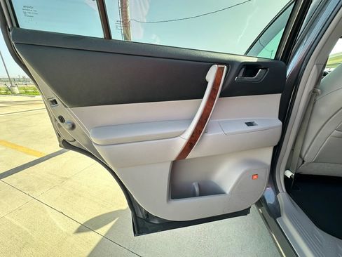 Used 2012 Toyota Highlander Limited w/ Tow Pkg FWD image 32
