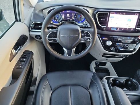 Used 2024 Chrysler Pacifica Touring-L FWD image 17