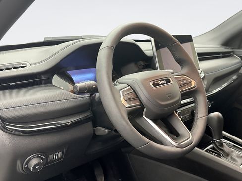 Used 2025 Jeep Compass Latitude w/ Convenience Group AWD/4WD image 7
