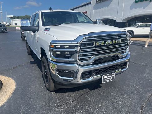 Used 2025 RAM 2500 Laramie AWD/4WD image 2