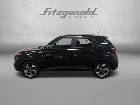 Used 2024 Hyundai Venue SEL FWD image 2