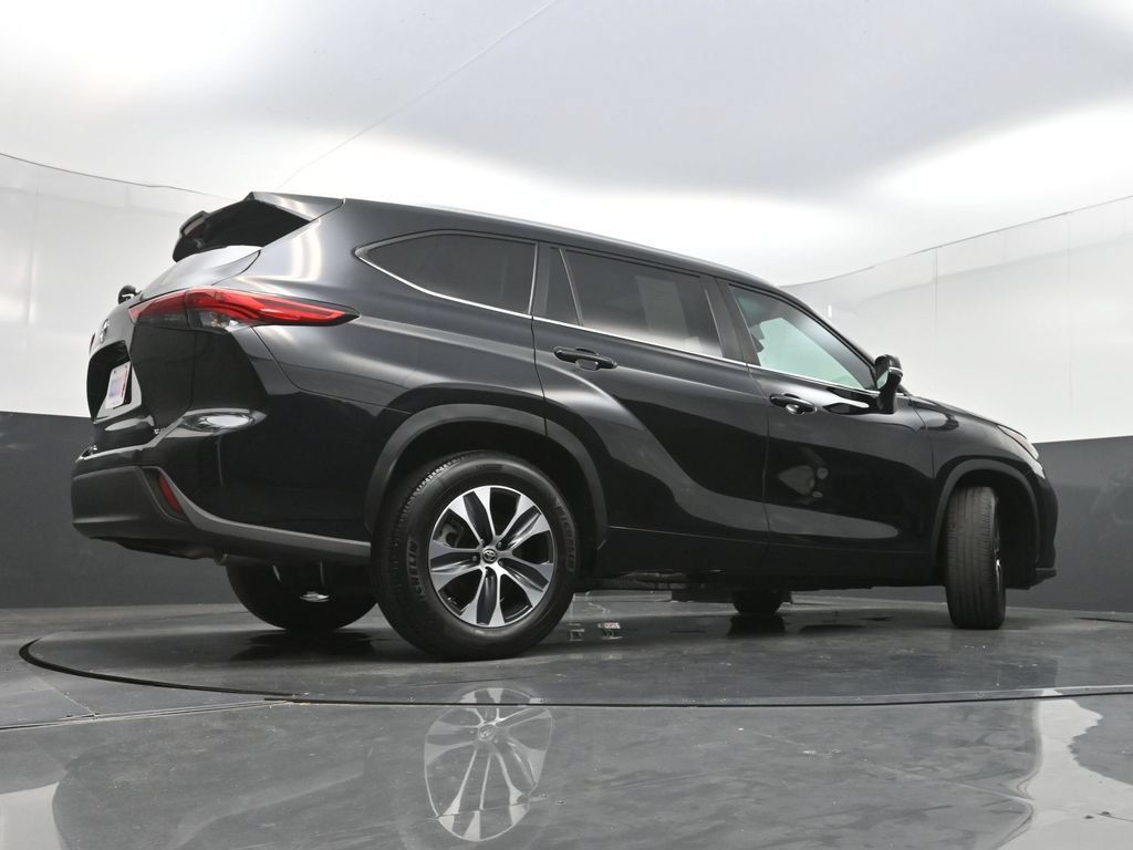 Used 2023 Toyota Highlander XLE FWD image 34