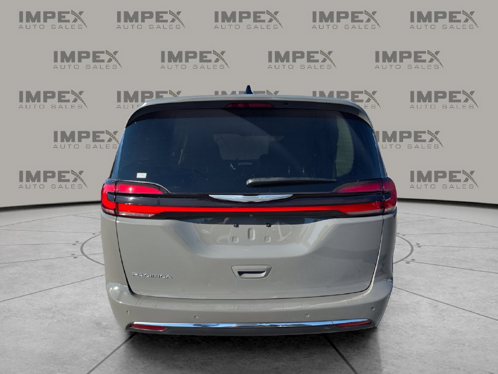 Used 2023 Chrysler Pacifica Touring-L FWD image 4