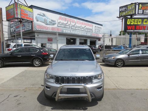 Used 2018 Jeep Grand Cherokee Limited AWD/4WD image 6