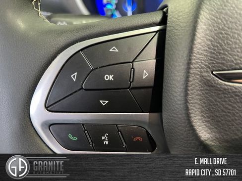 Used 2024 Chrysler Pacifica Limited FWD image 32