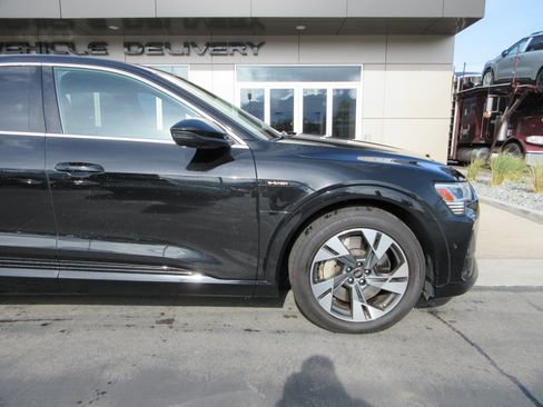 Used 2022 Audi e-tron Premium Plus AWD/4WD image 14