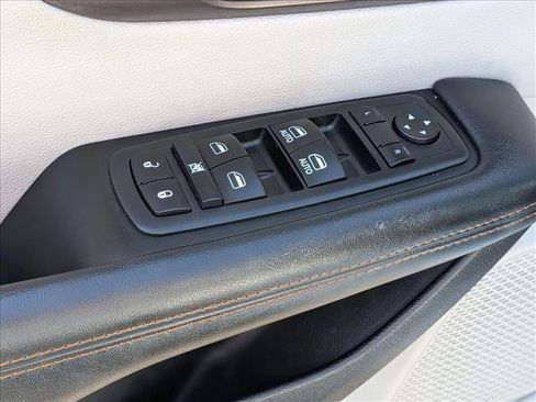 Used 2017 Chrysler Pacifica Touring-L FWD image 12