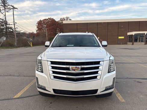 Used 2018 Cadillac Escalade ESV Premium Luxury image 11