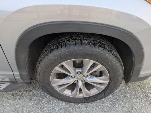 Used 2014 Toyota Highlander XLE image 4