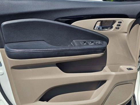 Used 2017 Honda Pilot Touring image 16