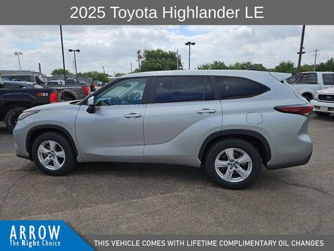 Used 2025 Toyota Highlander LE FWD image 7