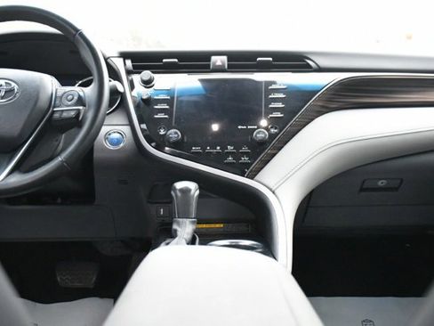 Used 2020 Toyota Camry XLE image 11