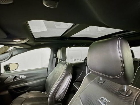 Used 2025 Chrysler Pacifica Limited FWD image 21