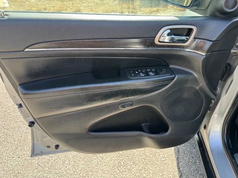 Used 2017 Jeep Grand Cherokee Limited image 42