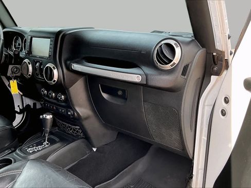 Used 2017 Jeep Wrangler Unlimited Sahara w/ Connectivity Group AWD/4WD image 17