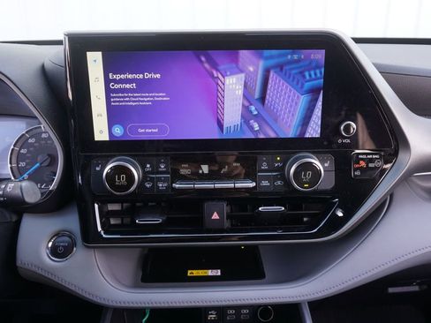 Used 2023 Toyota Highlander XLE AWD/4WD image 10