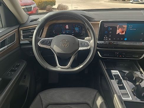 Used 2025 Volkswagen Atlas SE AWD/4WD image 14