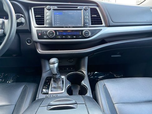 Used 2016 Toyota Highlander XLE AWD/4WD image 18