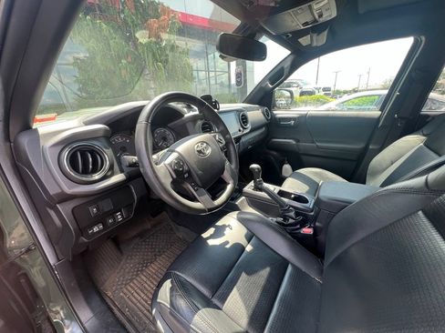 Used 2022 Toyota Tacoma TRD Sport w/ TRD Premium Sport Package AWD/4WD image 10