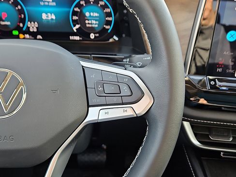 Used 2024 Volkswagen Atlas SE w/ Panoramic Sunroof Package image 19