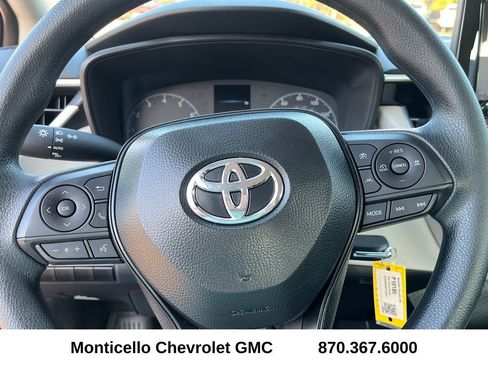 Used 2025 Toyota Corolla LE image 12