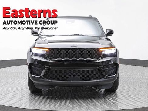 Used 2025 Jeep Grand Cherokee Altitude AWD/4WD image 2