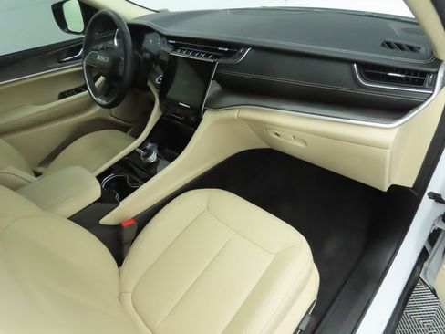 Used 2022 Jeep Grand Cherokee Limited image 18