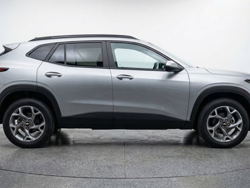 Used 2025 Chevrolet Trax LT image 11