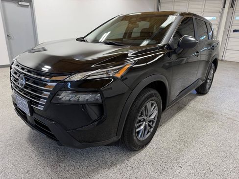 Used 2024 Nissan Rogue S AWD/4WD image 2
