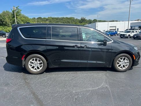 Used 2025 Chrysler Pacifica Select FWD image 4