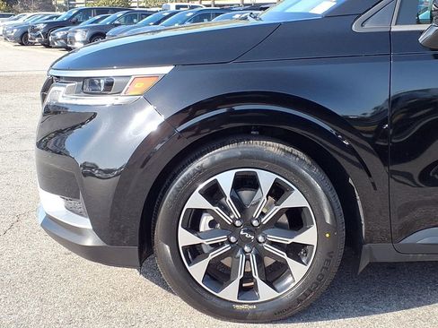 Used 2024 Kia Carnival EX FWD image 14