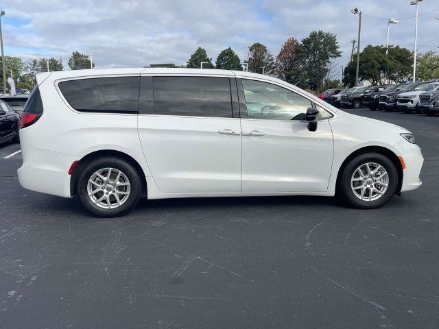 Used 2025 Chrysler Pacifica Select FWD image 8