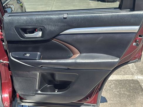Used 2019 Toyota Highlander XLE FWD image 31