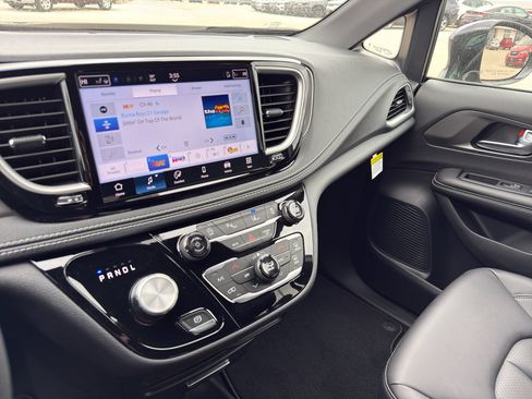 New 2026 Chrysler Pacifica Select FWD image 19