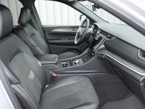 New 2025 Jeep Grand Cherokee Altitude AWD/4WD image 22