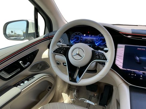 Used 2023 Mercedes-Benz EQS 580 4MATIC SUV image 11
