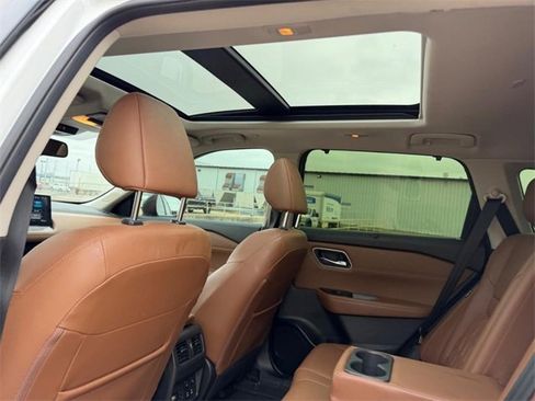 Used 2024 Nissan Rogue Platinum w/ Platinum Premium Package image 9