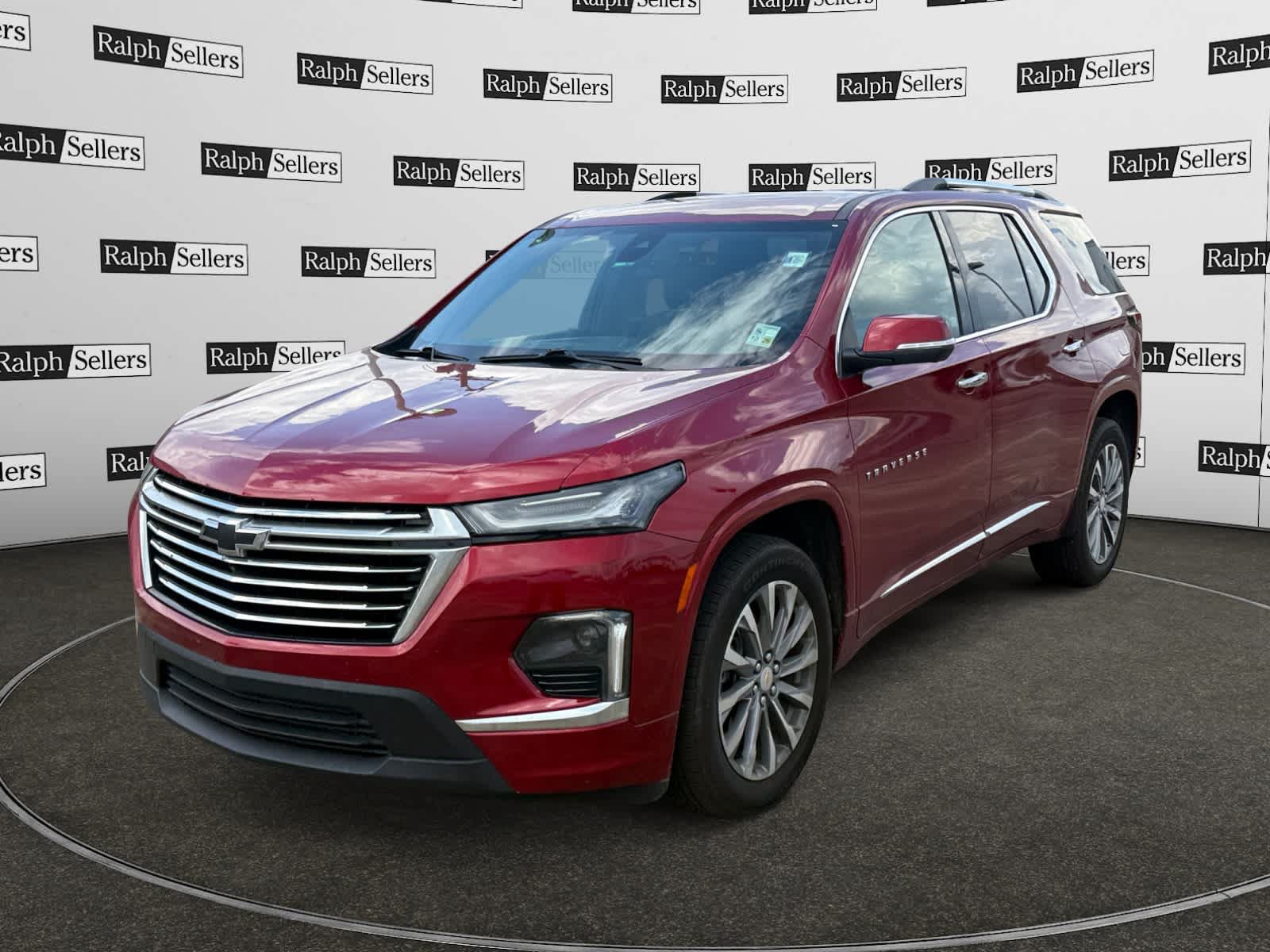 Used 2023 Chevrolet Traverse Premier FWD image 2