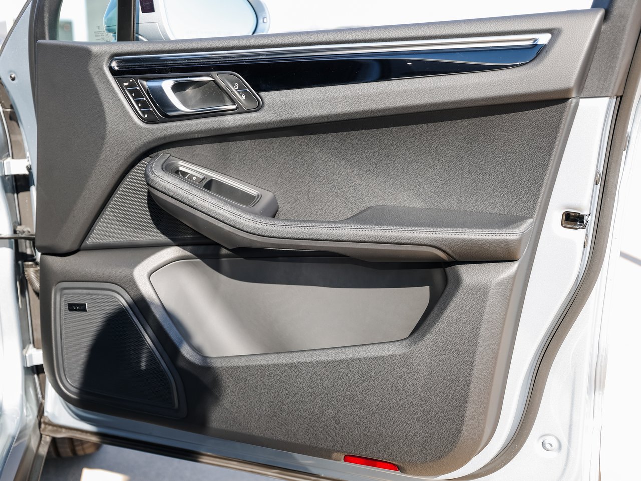 Certified 2026 Porsche Macan AWD/4WD image 26