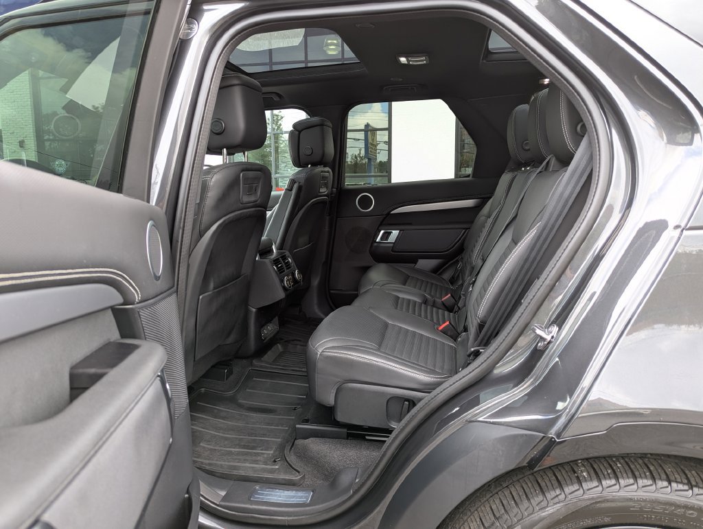 Used 2025 Land Rover Discovery Dynamic SE AWD/4WD image 40